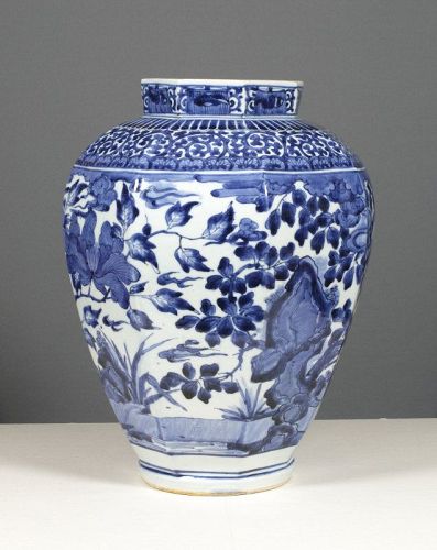 A fine and large Arita export octagonal jar, 1680 ~ 1700