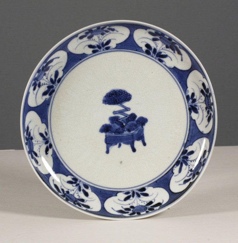 An early Arita porcelain dish, Kakiemon, 17th Century, circa 1655~1670