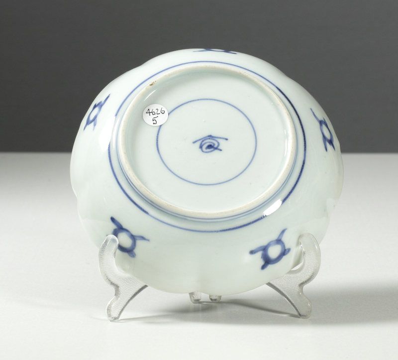 A Japanese Arita lobed dish, Yongzheng style. 1750~1790. #5
