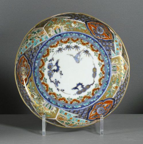 An Imari dish decorated with the Three Friends of Winter, 18/19th C.