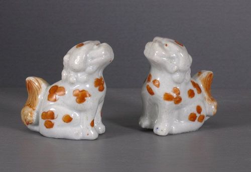 A pair of Japanese Export porcelain models of Karashishi, early 18thC.