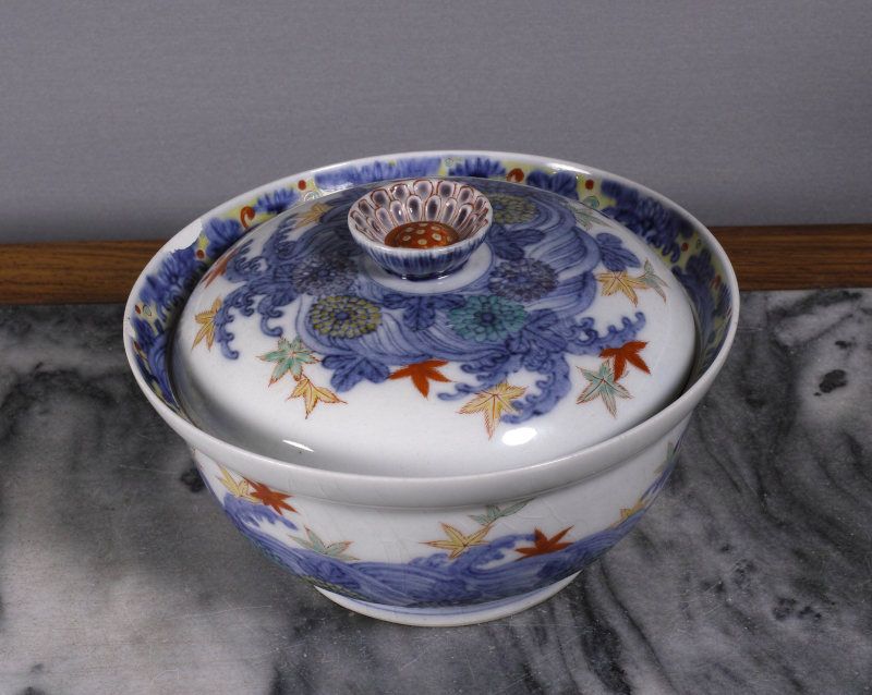 A Japanese Porcelain food bowl and cover, 19th century.