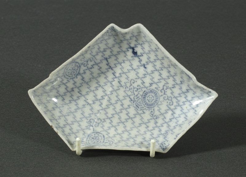 An Unusual Arita Stenciled Dish, 1690~1730. #2.