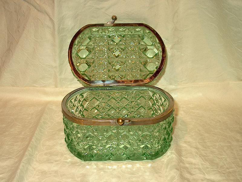 Green Glass Trinket or Jewelry Box