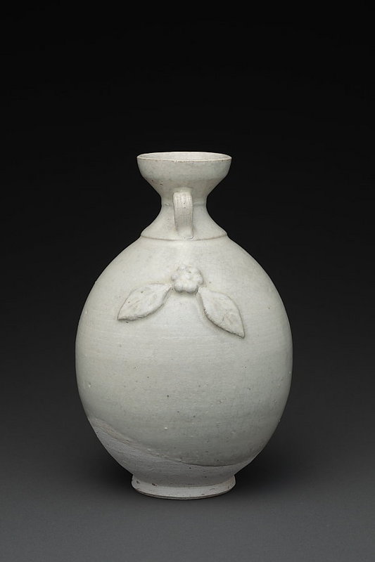 A Nice White-Glazed Bottle Vase of Five-Dynasties.