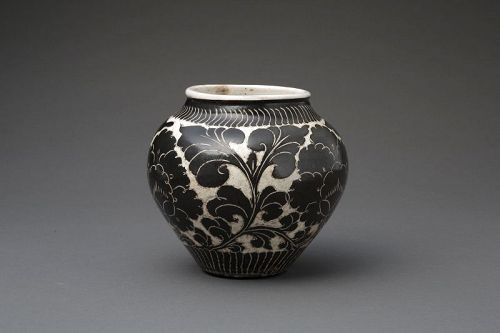 A Jar with Sgraffiato Desigh of Jin Dynasty