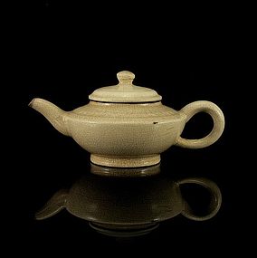 A Charming Tea Pot of Qing Dynasty