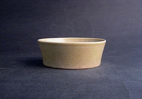A Ge-type Yellow-Glazed Round Basin of Ming Dynasty