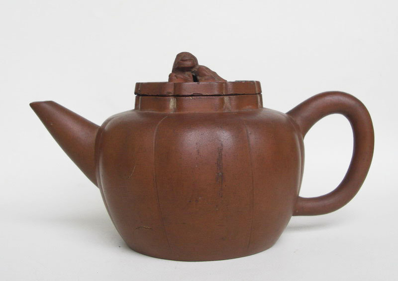 A Large Chinese Yixing Teapot (9)