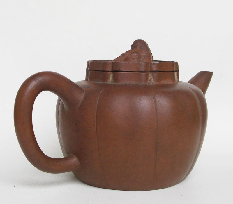 A Large Chinese Yixing Teapot (9)