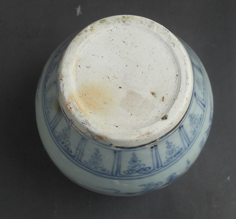 Ming Blue &amp; White Jar with Grapes Motive, 15th Century