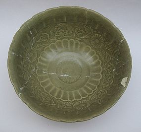 Chinese 14th-15th Century Celadon Bowl