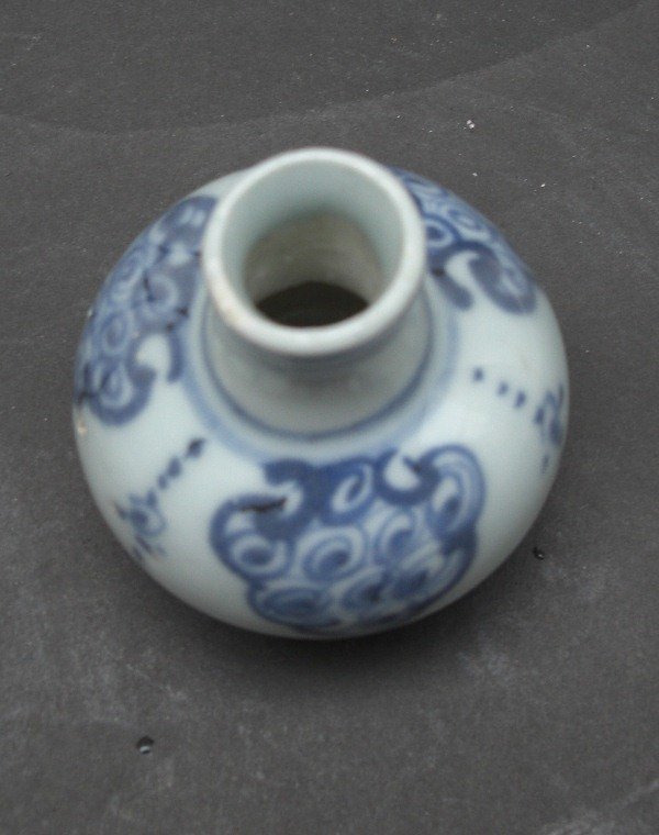 Ming blue and white small Jar with long neck
