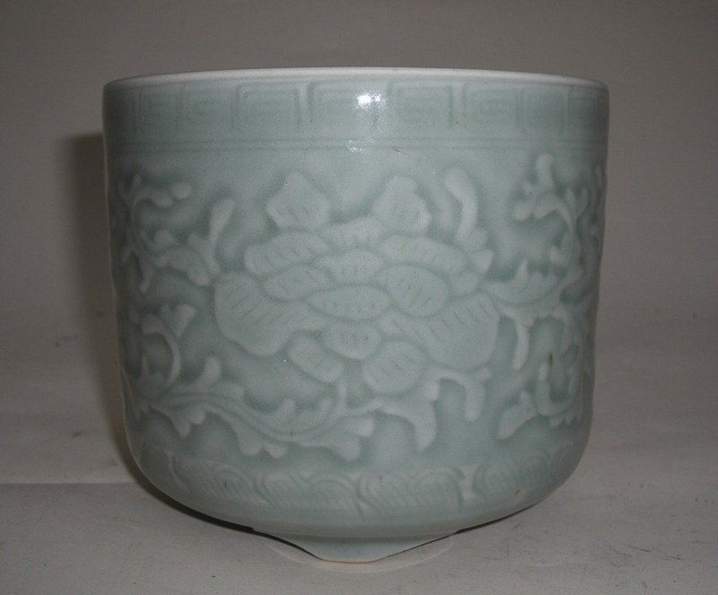 Qianlong Celadon Tripot Censer