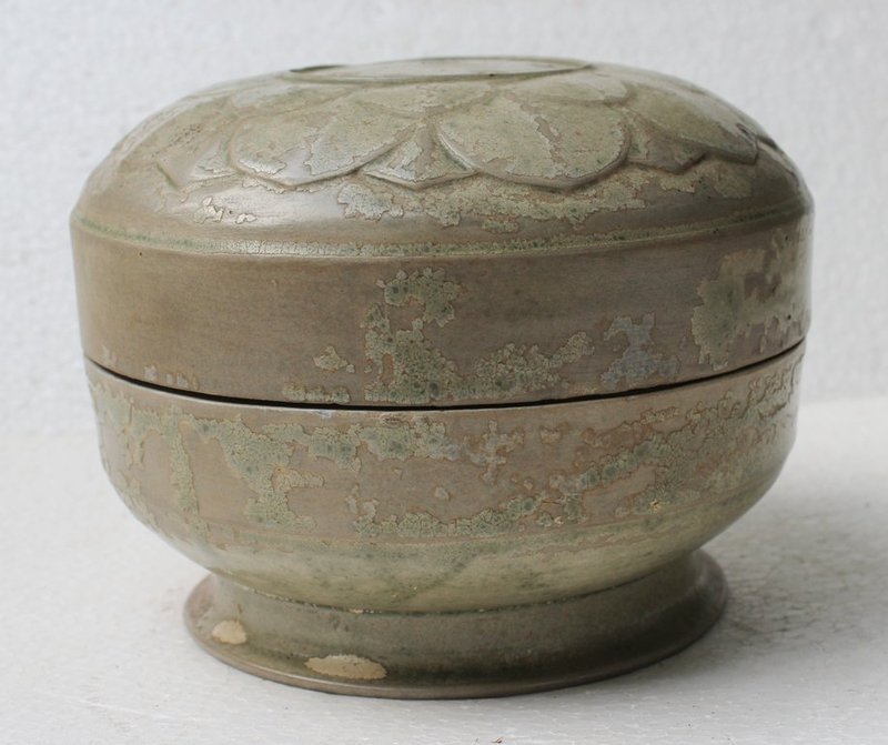 Rare Large Yue Yao Mise Covered Box With Lotus Motive