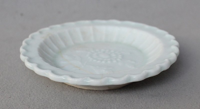 Chinese Song Dynasty Flower Shape Dish with Molded Flower Motive.