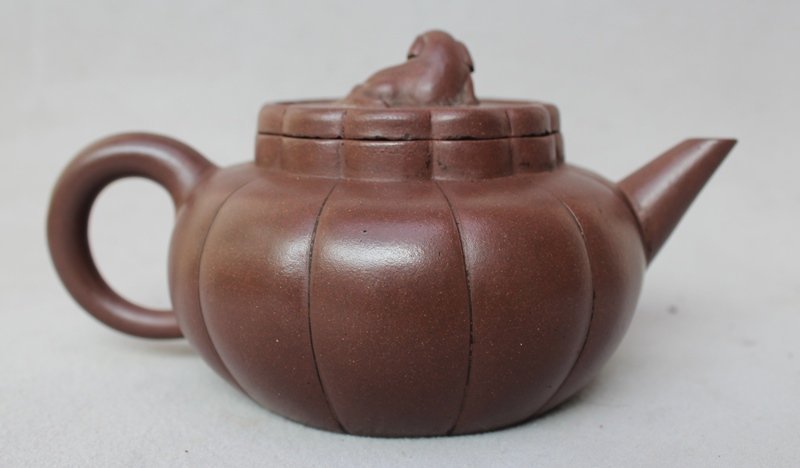 Chinese Yixing Zisha Teapot (143)