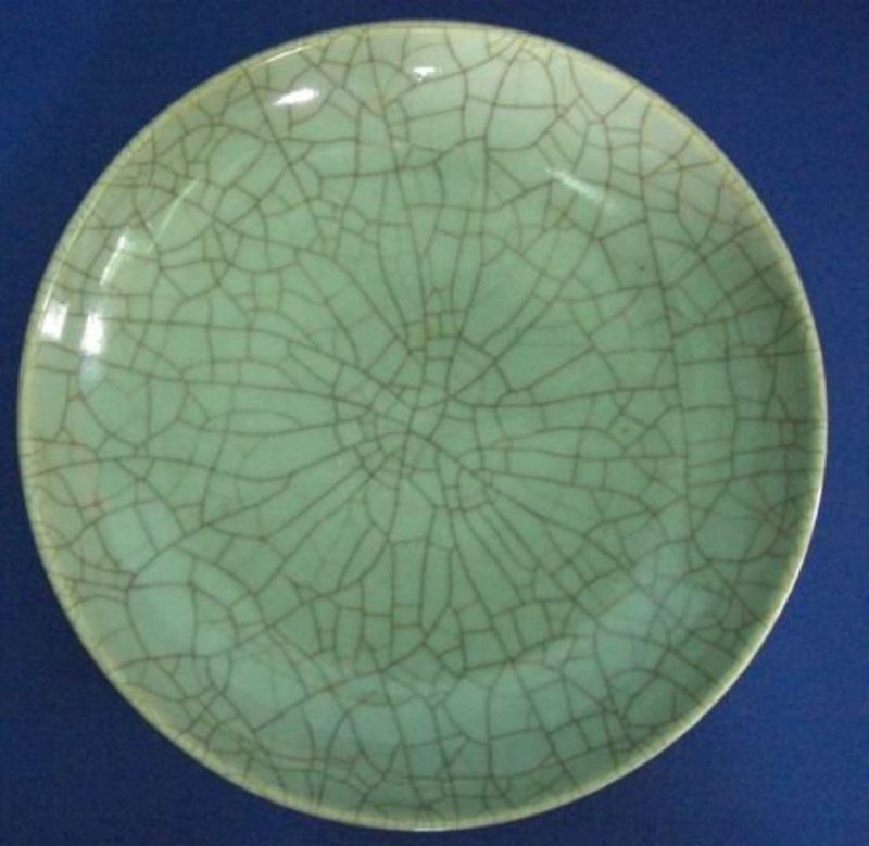 A Ge Type Crackle Dish, Qing Period