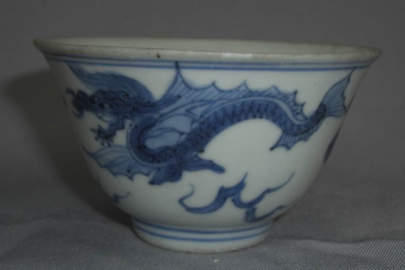 A blue and white dragon bowl,transition period