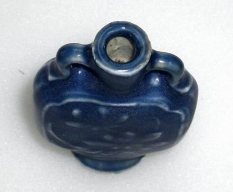 A Blue Glaze Snuff Bottle with Flower decoration,Qing
