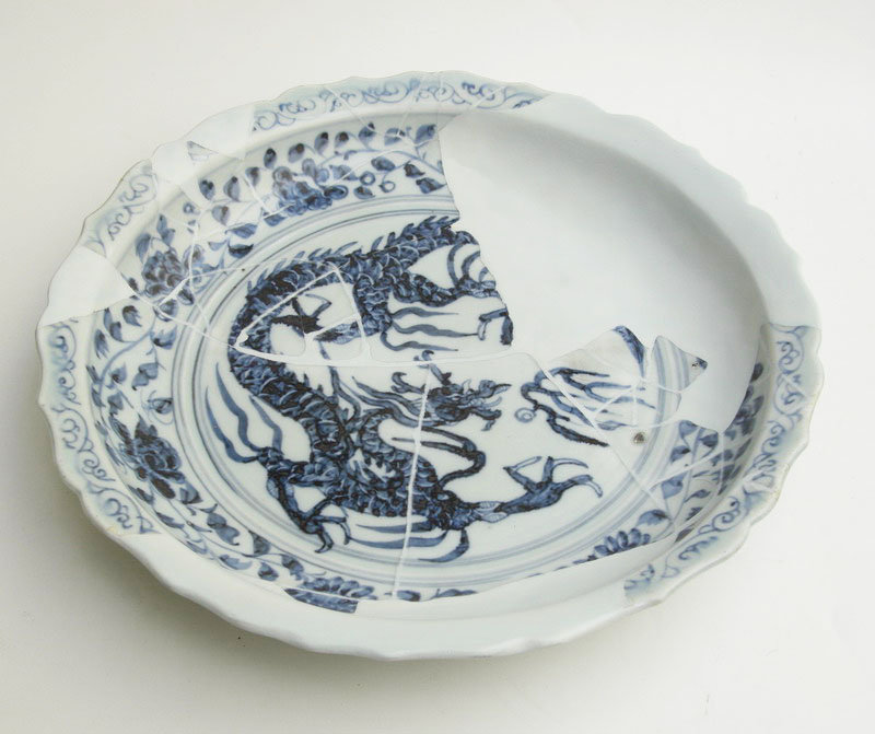 A Rare Example Yuan Blue &amp; White Dish with Dragon mtv