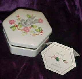 Avon 1983 Holiday greetings porcelain box with dove