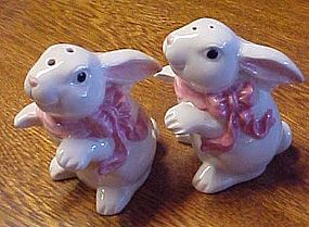 Mervyns white bunny rabbit with pink bow shakers