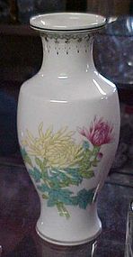 Nice Chinese porcelain vase with yellow and pink mums