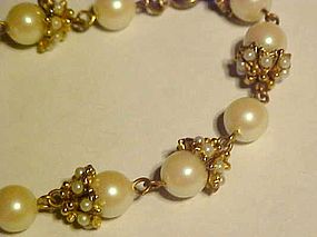 Vintage faux pearl bracelet unique and classy