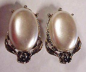 Vintage 11 W 30th St Inc pearly cabochon clip earrings