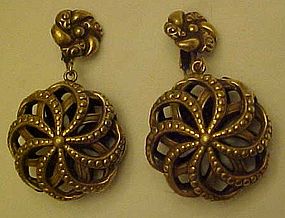 Antiqued gold 3-d clip back earrings NICE!!