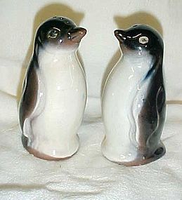 Vintage  pottery penguin salt and pepper shakers
