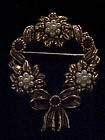 Avon Festive wreath Chistmas pin antiqued gold pearls