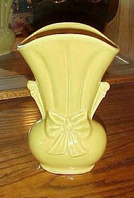 Shawnee Sunshine Yellow bow knot vase USA 819
