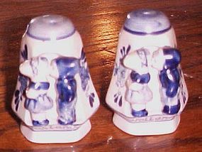 Hand painted blue delft shakers kissing dutch boys and girls Holland