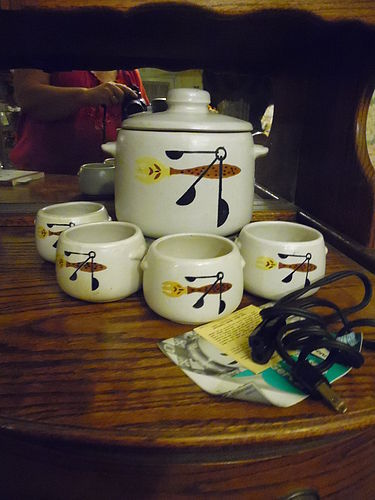 Vintage West Bend 2 qt electric bean pot and 4 bowls Never used