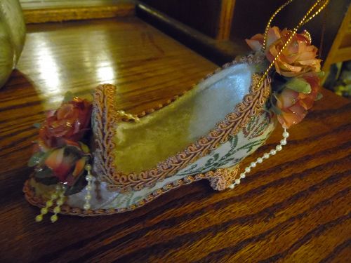 Adorable Victorian look shoe Christmas ornament