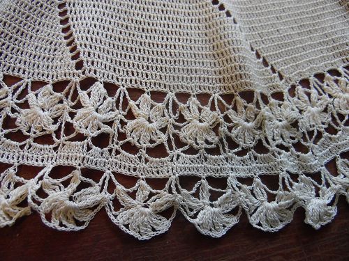 Vintage fine crochet doily pinwheel center ecru 26"