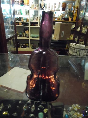 VINTAGE JERSEY GLASS CO. AMETHYST GLASS 7 3/8" VIOLIN BOTTLE VASE