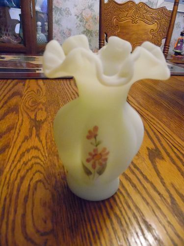 1980s Fenton Tiara satin custard melon vase with iced daisies