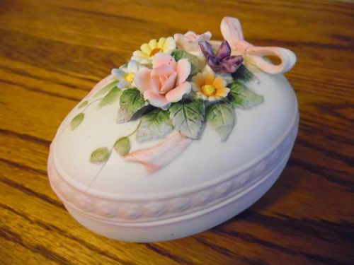 Vintage hand painted Lefton Egg trinket box KW 4742