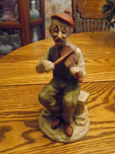 Homco style bisque porcelain  figurine of an old man playing the violi