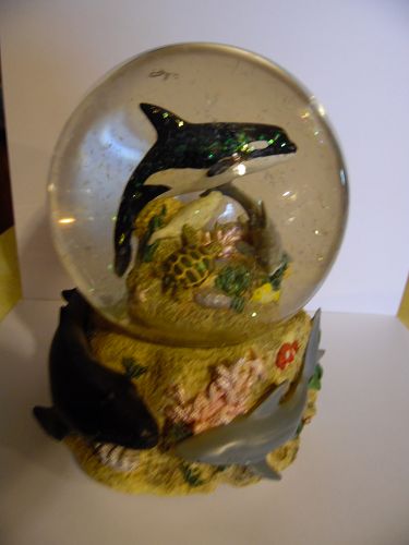 Westland musical snowglobe Beyond the reef #2338 Whales and dolphins