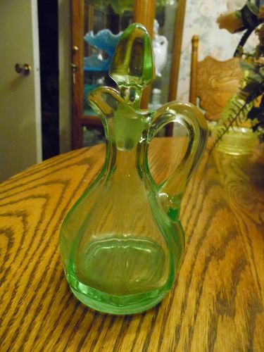 Vintage US Glass green vaseline uranium cruet and stopper