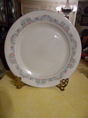 Crown Ming Fine China  Windsor pattern Dinner Plate