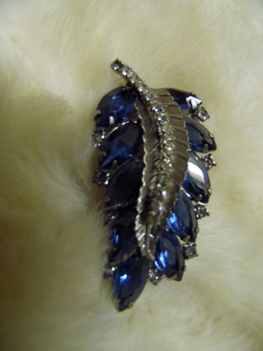 Beautiful vintage silvertone blue rhinestone leaf brooch