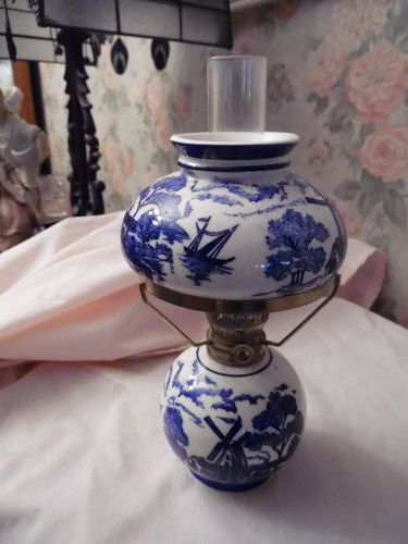 Vintage collectible Blue Willow 9" oil lamp complete Japan