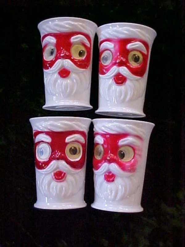 Plastic Santa drinking glasses with moveable eyes