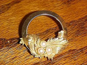 Sarah Coventry circular pin with faux pearl stones