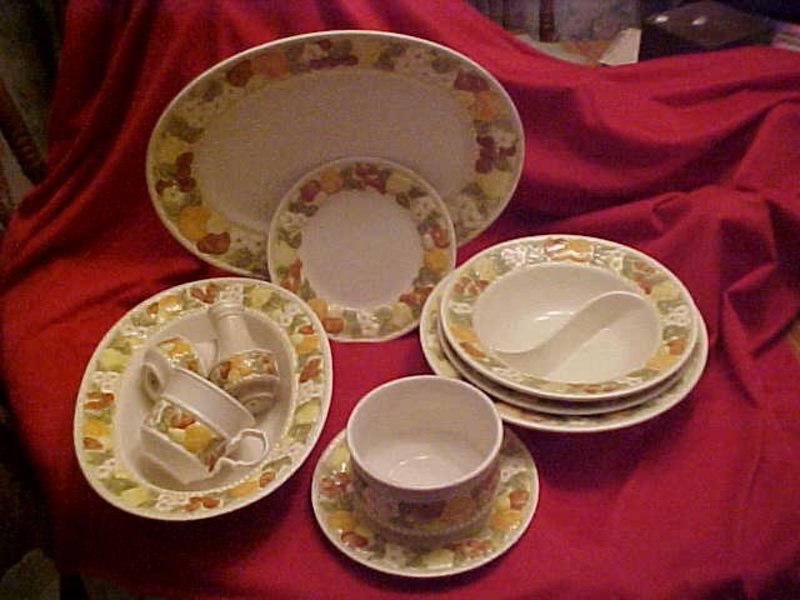 Metlox Vernon ware, Della Robbia, dinnerware pieces